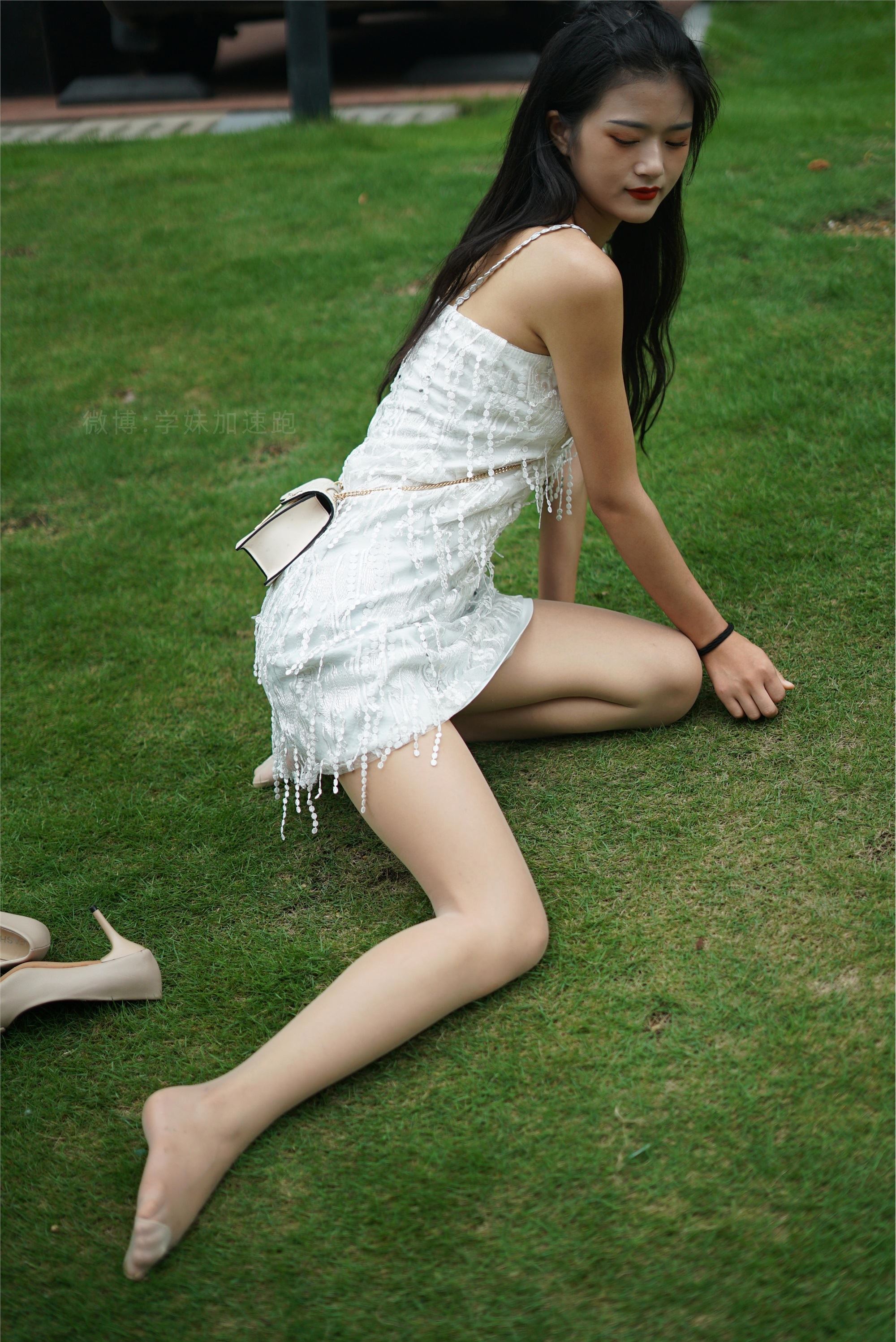 学妹加速跑 XM079《草地上的绿茶jio-鹿酱》